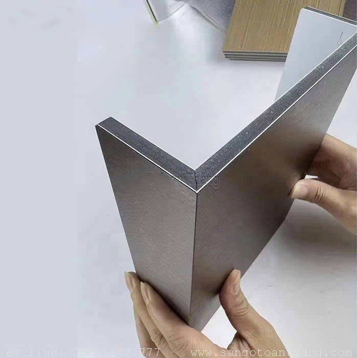 Phòng ngủ Master ứng dụng tấm ốp than tre vân vải cao cấp ấm cúng thời thượng
