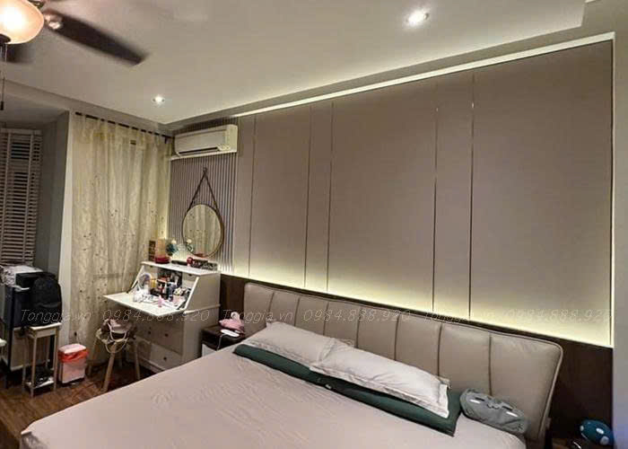 Không gian phòng khách hoàn thiện vách phẳng bằng tấm ốp than tre cao cấp